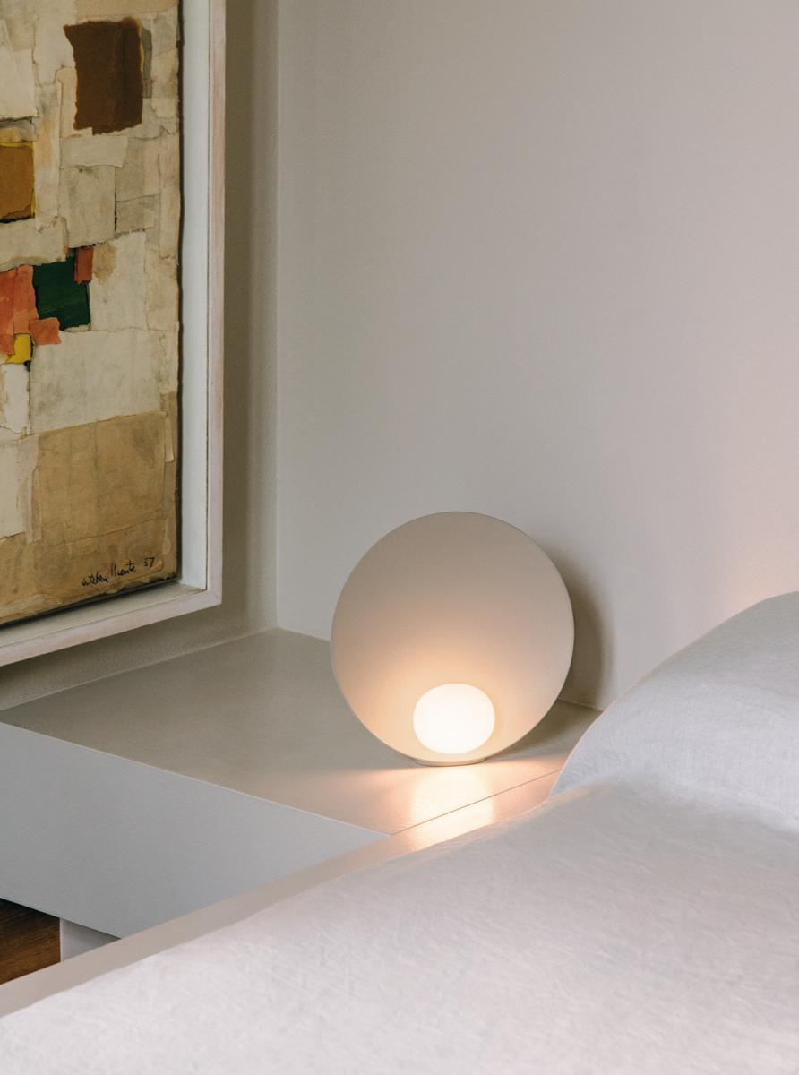 LED blown glass table lamp | Musa by Vibia