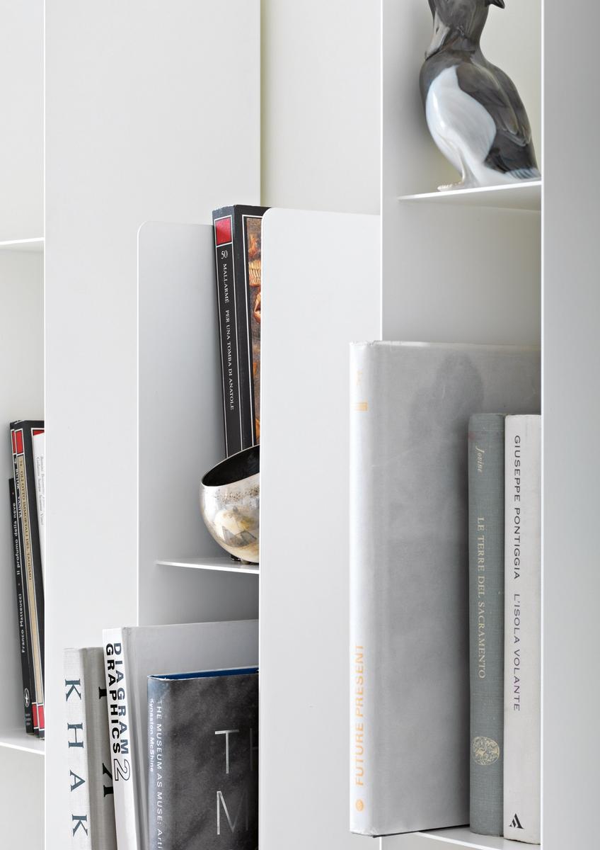 Modular floating metal bookcase | Koala by Lema