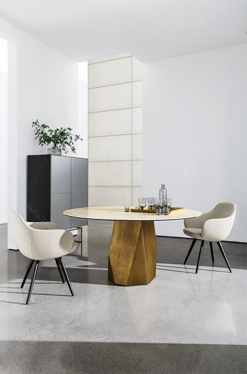 Upholstered fabric chair with armrests | Cadira by Sovet