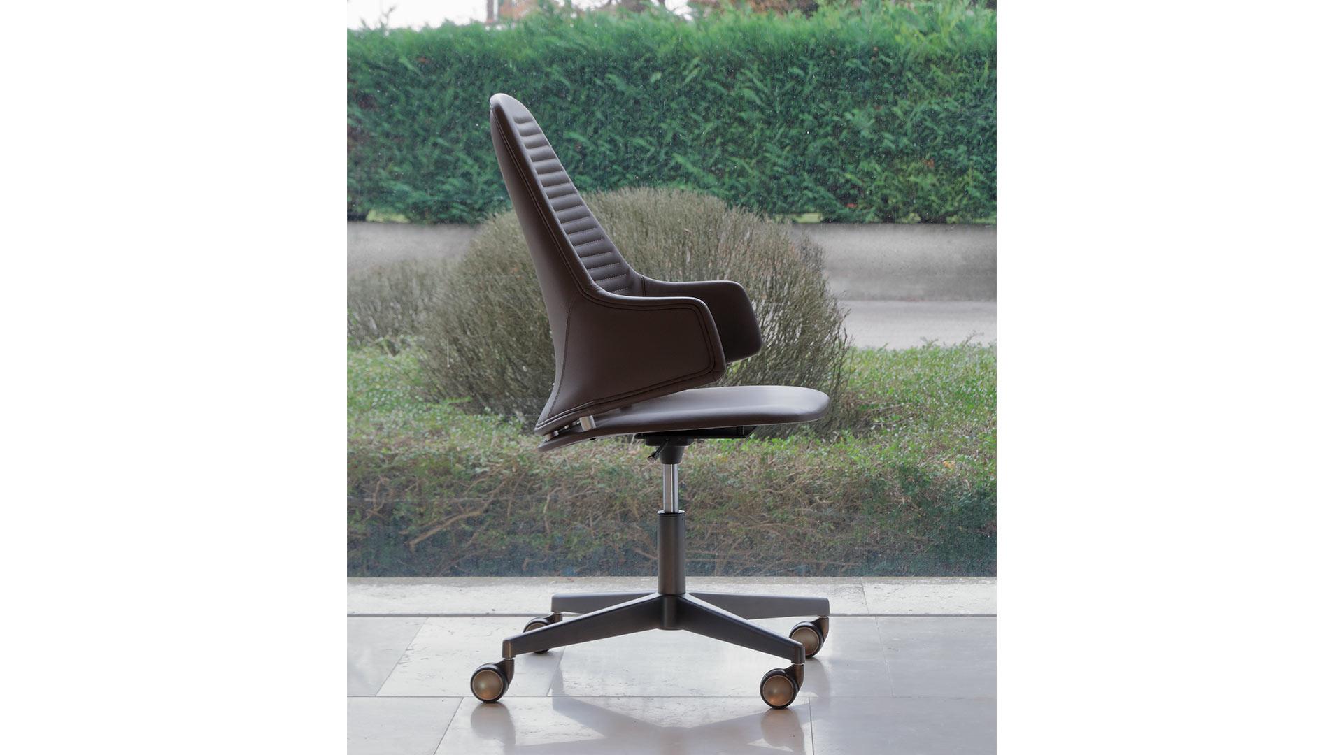 Height-adjustable leather office chair | Vela by Reflex