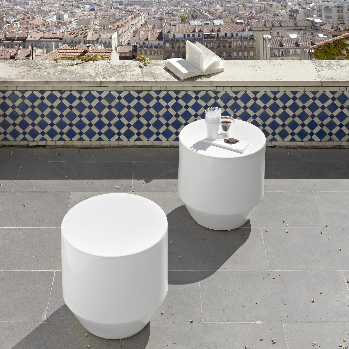 Round glazed porcelain stoneware garden side table | Soixante 3 by Ligne Roset