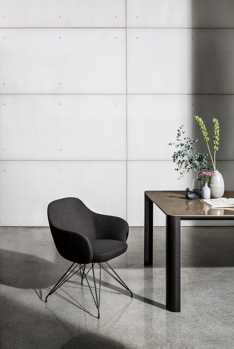 Upholstered fabric chair with armrests | Cadira by Sovet