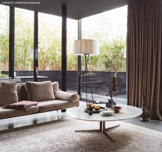 Round marble coffee table with 3-star base | Fly by Flexform