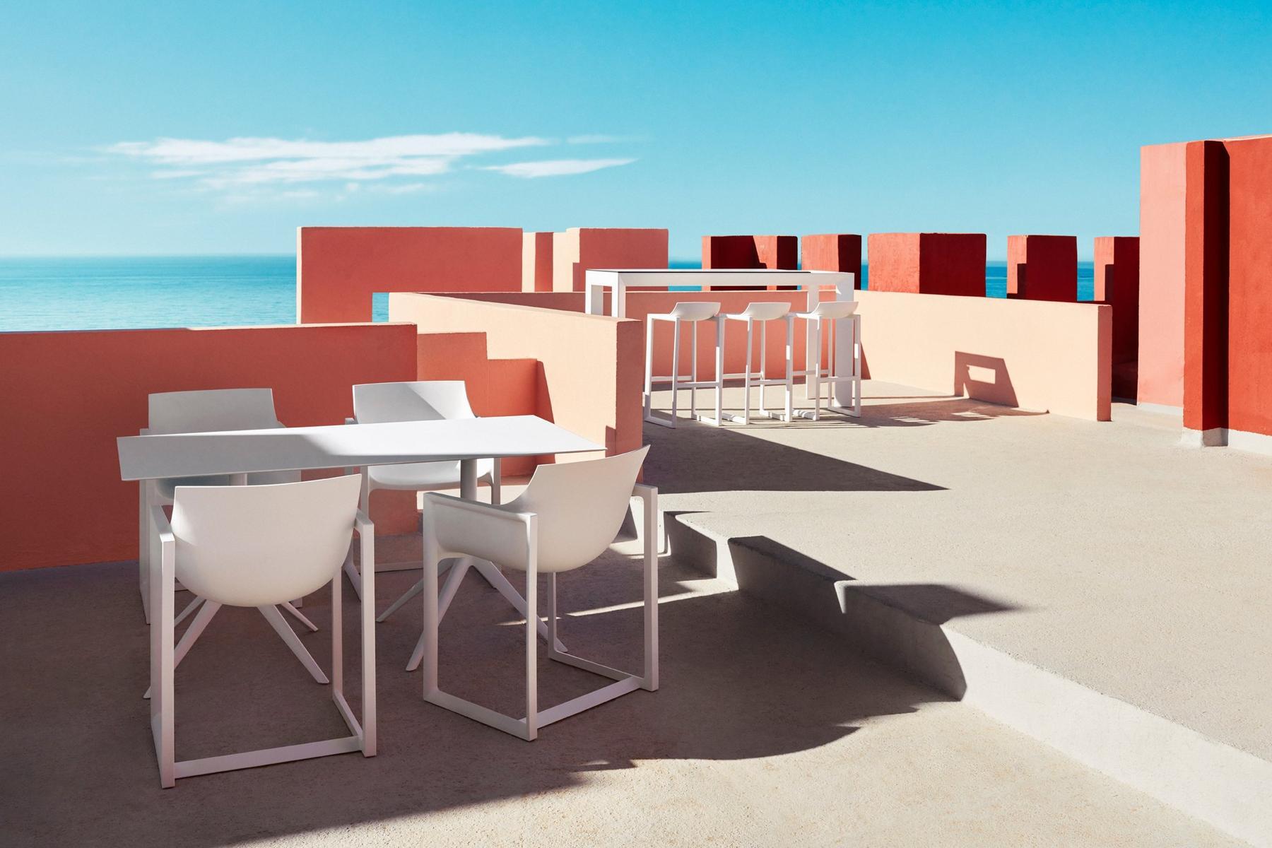 Sled base garden chair with armrests | Wall Street by Vondom