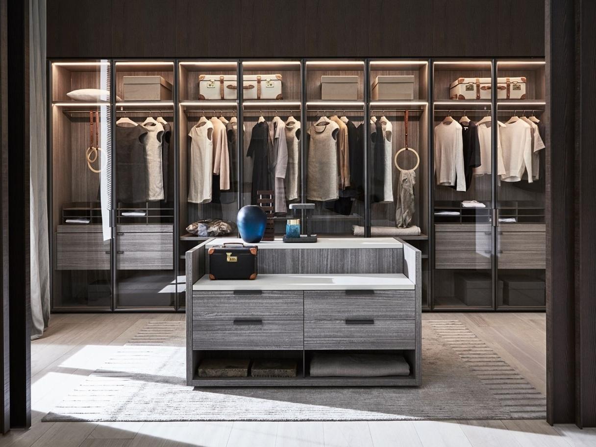 Sectional wood and glass walk-in wardrobe | Gliss Master by Molteni