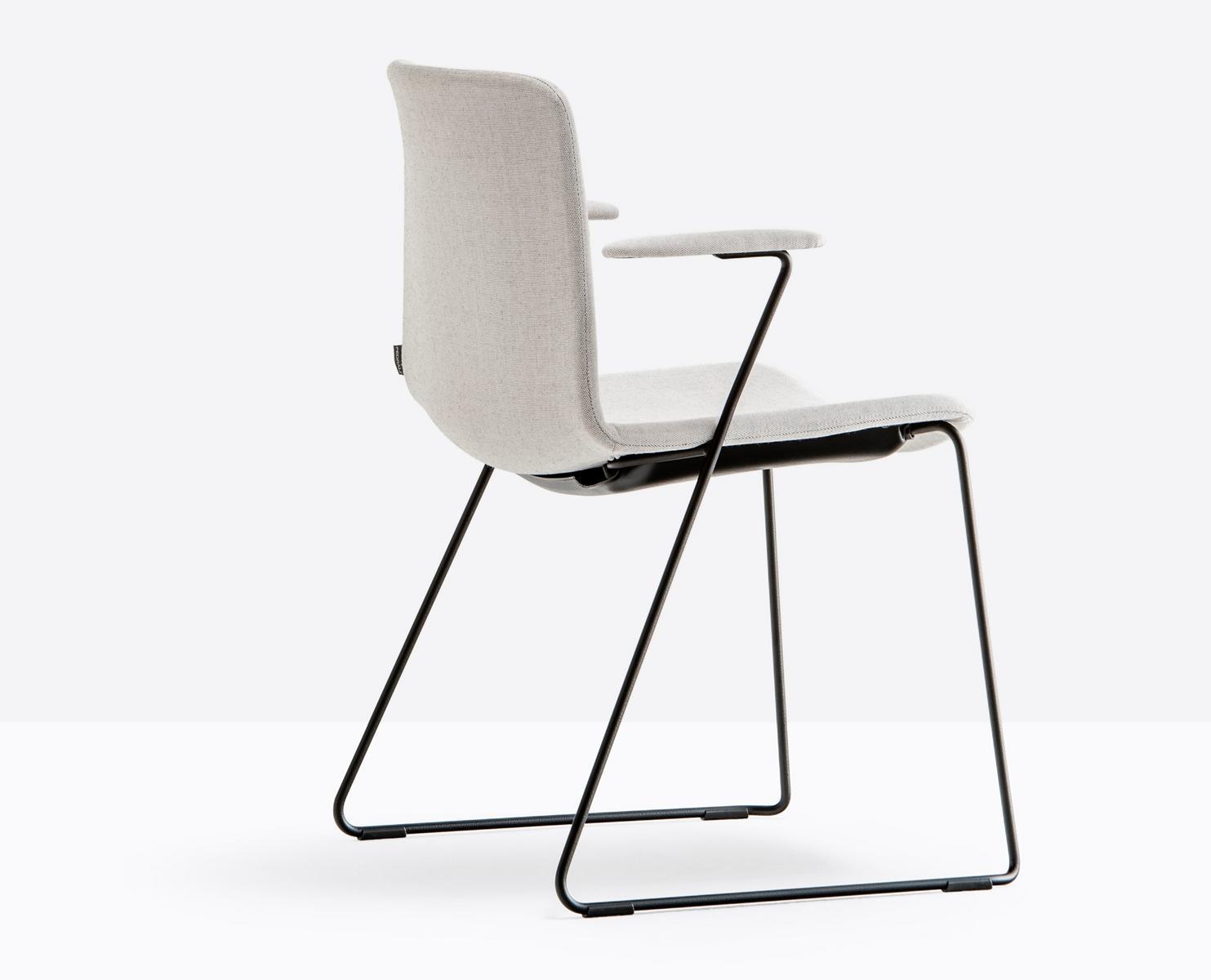 Sled base chair with armrests | Tweet 898/2 by Pedrali