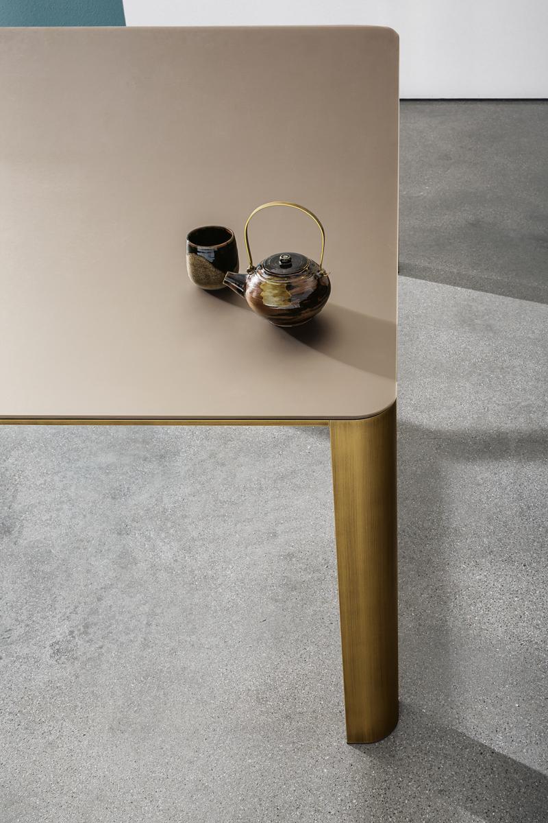 Square glass table | Kodo by Sovet