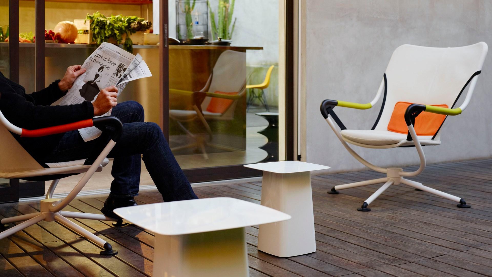 Powder coated steel garden side table | Metal Side Outdoor by Vitra