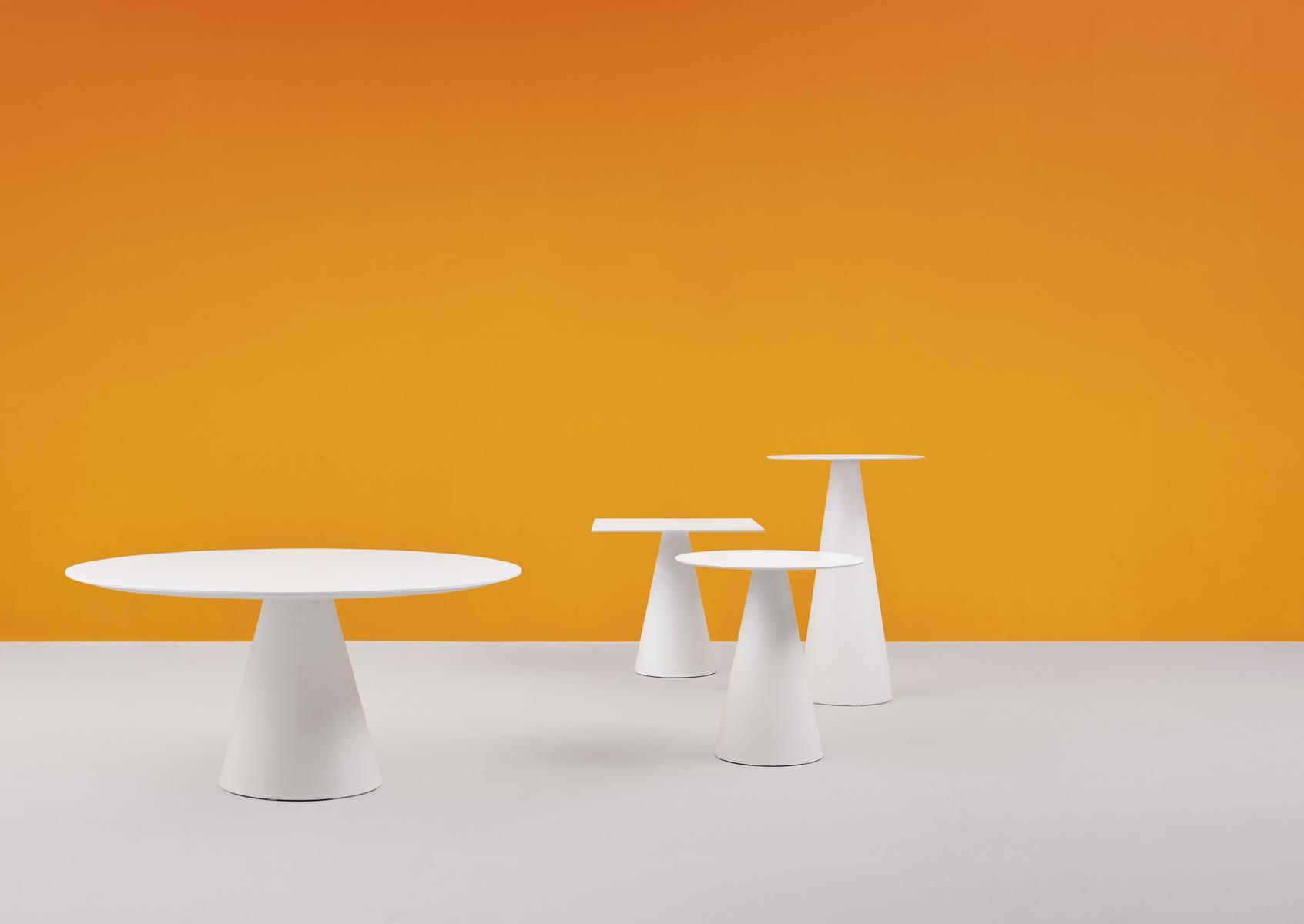 Round polyethylene table | Ikon 865 by Pedrali
