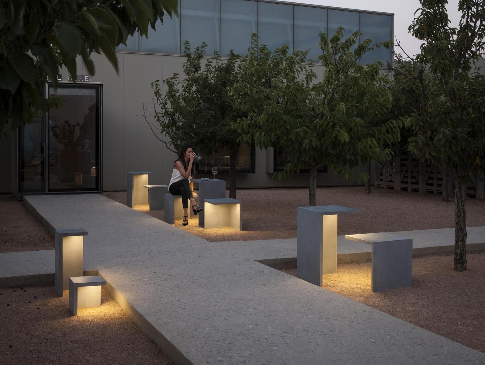 LED cement bollard light | Empty by Vibia
