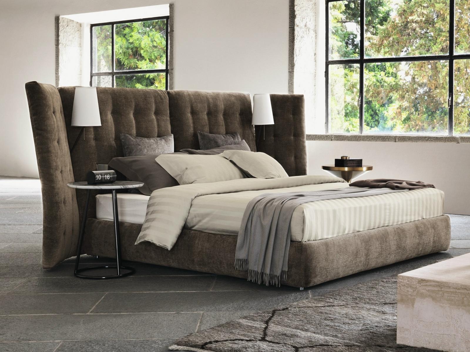 Bed with high headboard | Angle Paravento by Flou