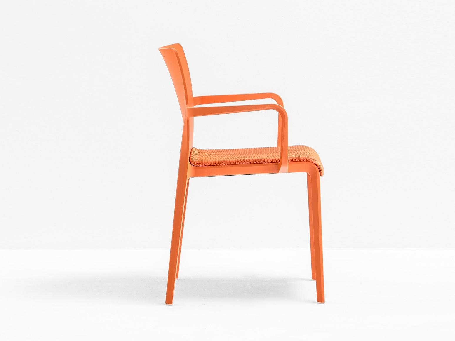 Stackable plastic chair with armrests | Volt 674 by Pedrali