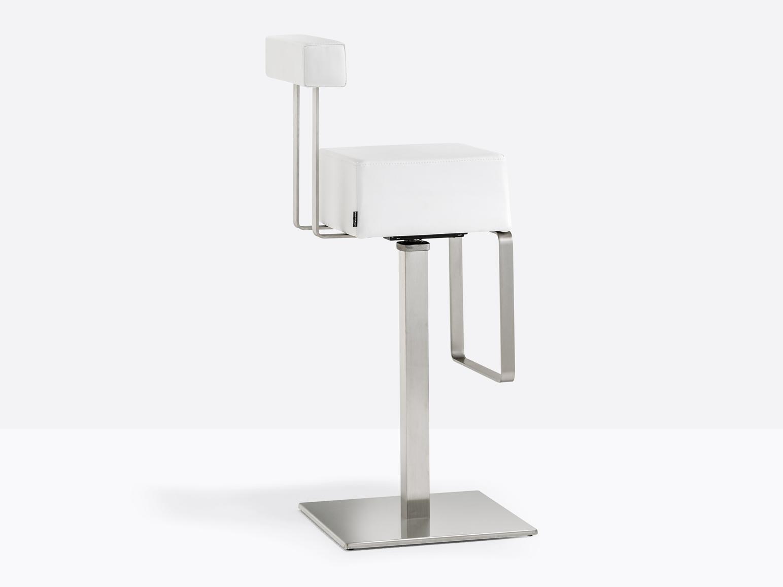 Swivel stool with back with footrest | Hx 4447 by Pedrali