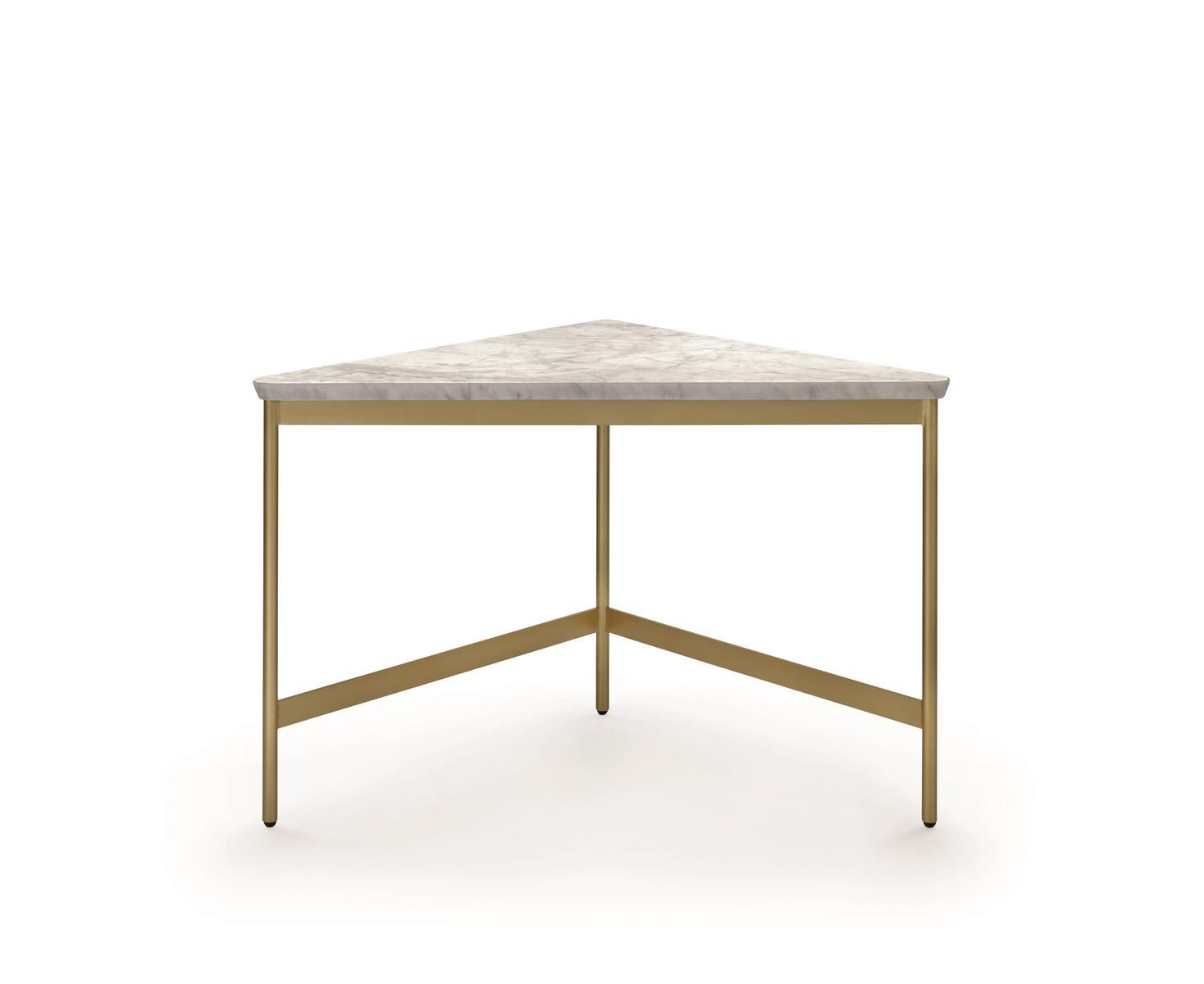 Triangular coffee table | Capilano by Arflex