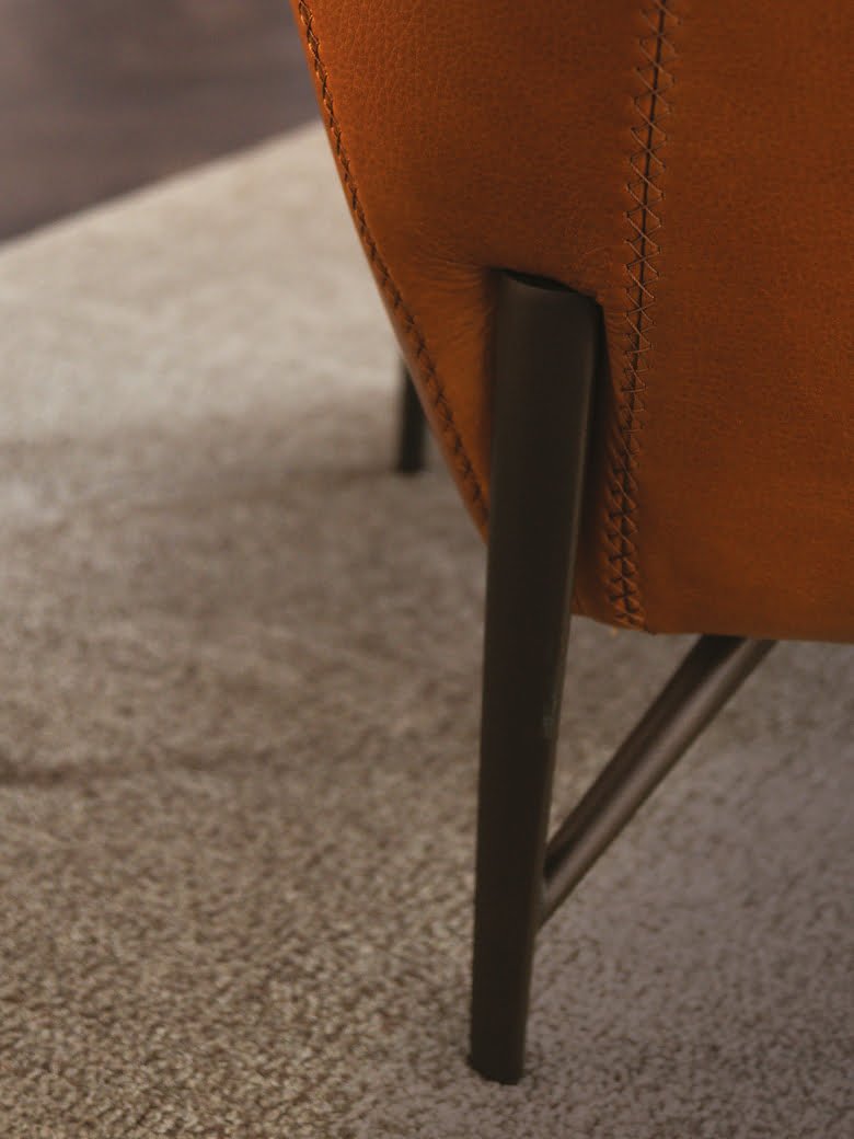 Contemporary armchair with a slim, enveloping structure and soft cushion for comfort, ideal for space efficiency without compromising on style. | Venere by Calia Italia