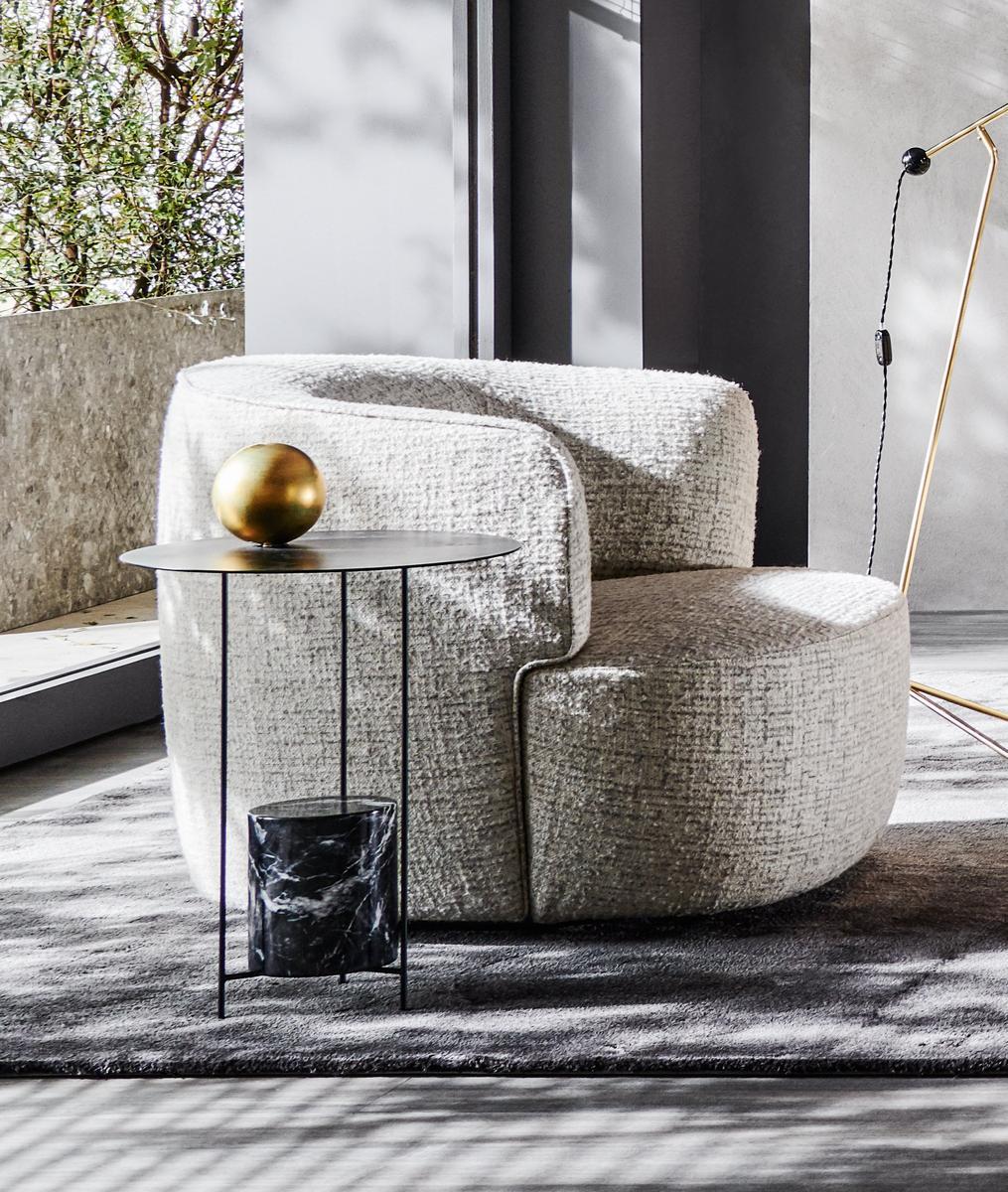 Fabric easy chair with armrests | Elain by Molteni