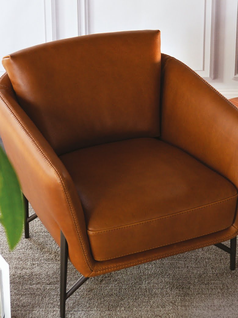 Contemporary armchair with a slim, enveloping structure and soft cushion for comfort, ideal for space efficiency without compromising on style. | Venere by Calia Italia