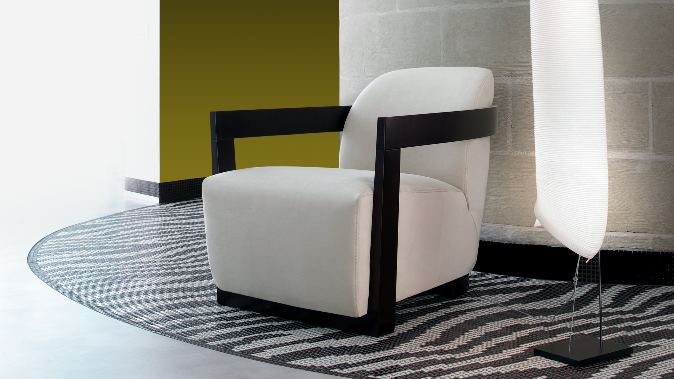 Elegant Grand Hotel armchair, timeless design, highly comfortable, fits any decor, customizable beech wood finishes, simple yet sophisticated lines. | Grand hotel by Calia Italia