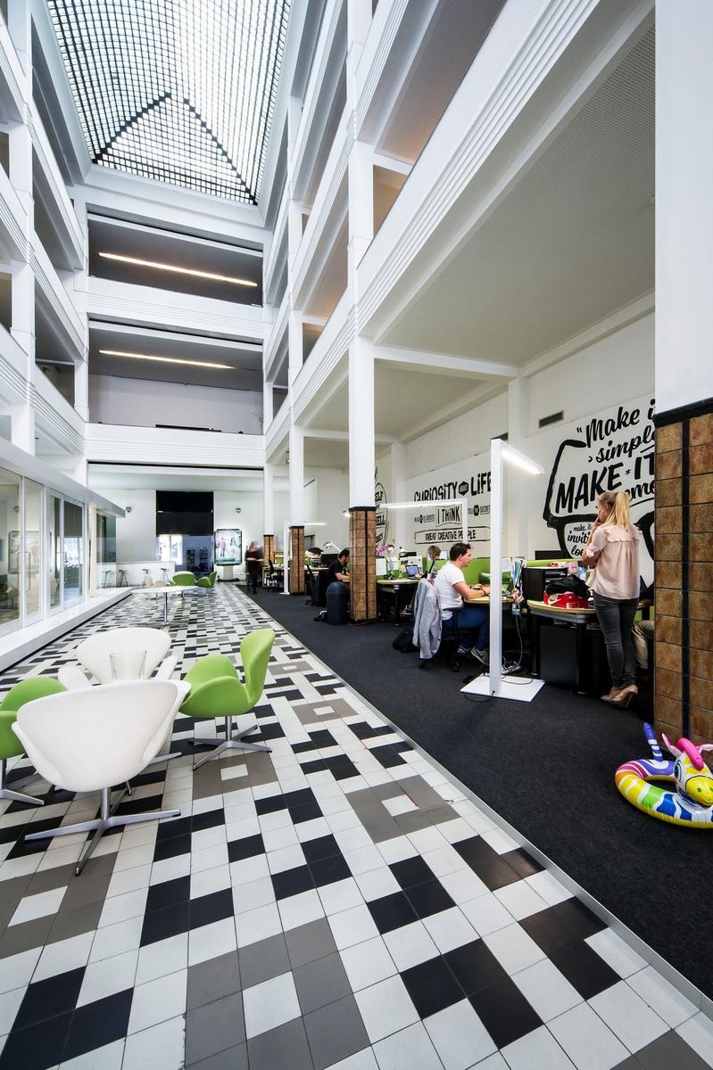 LED metal floor lamp | Hoek by Dark