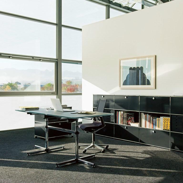 Height-adjustable workstation desk | Kitos Table by USM