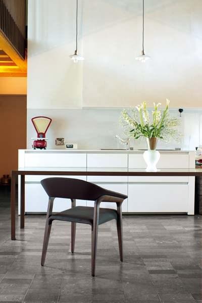 Leather easy chair with armrests | Memory by Potocco