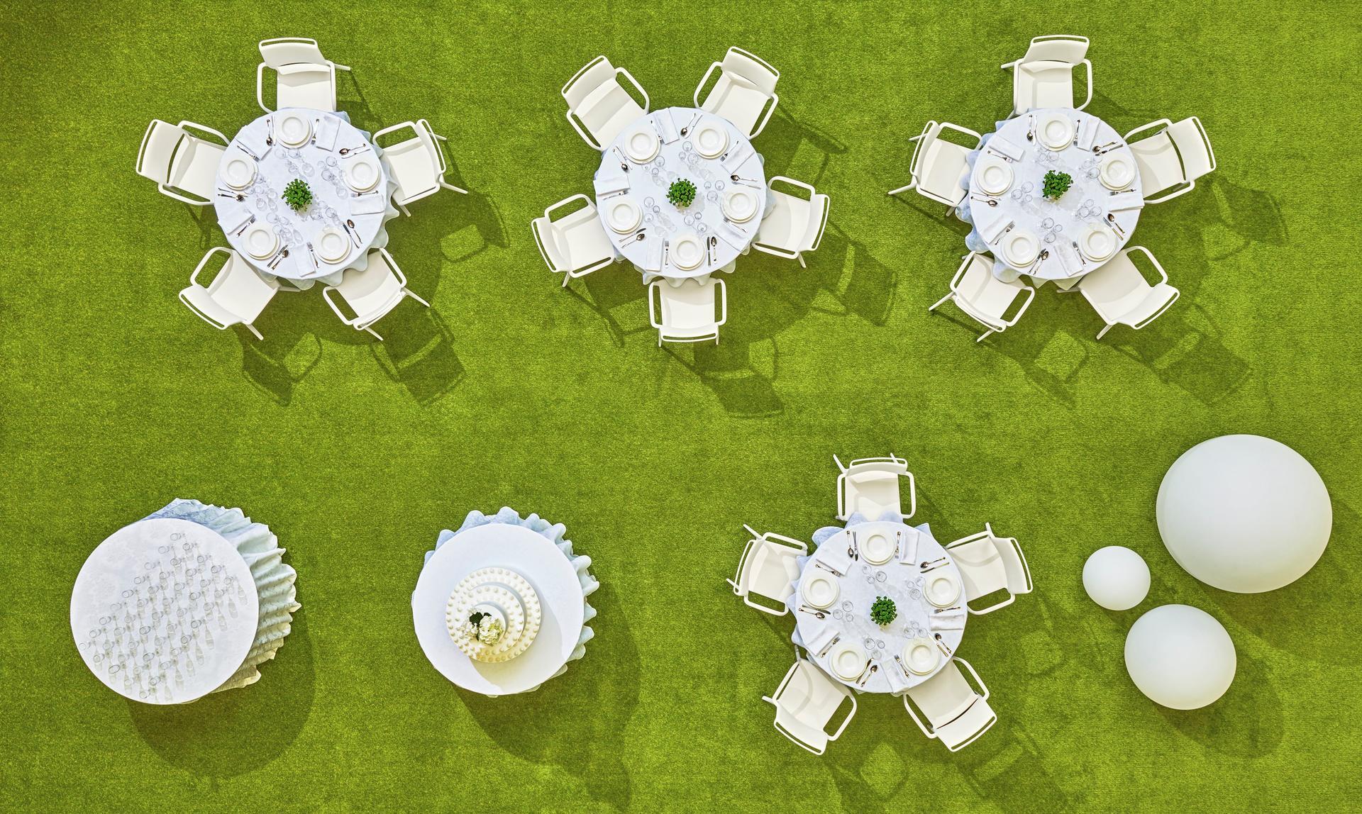 Round polyethylene table | Ikon 865 by Pedrali