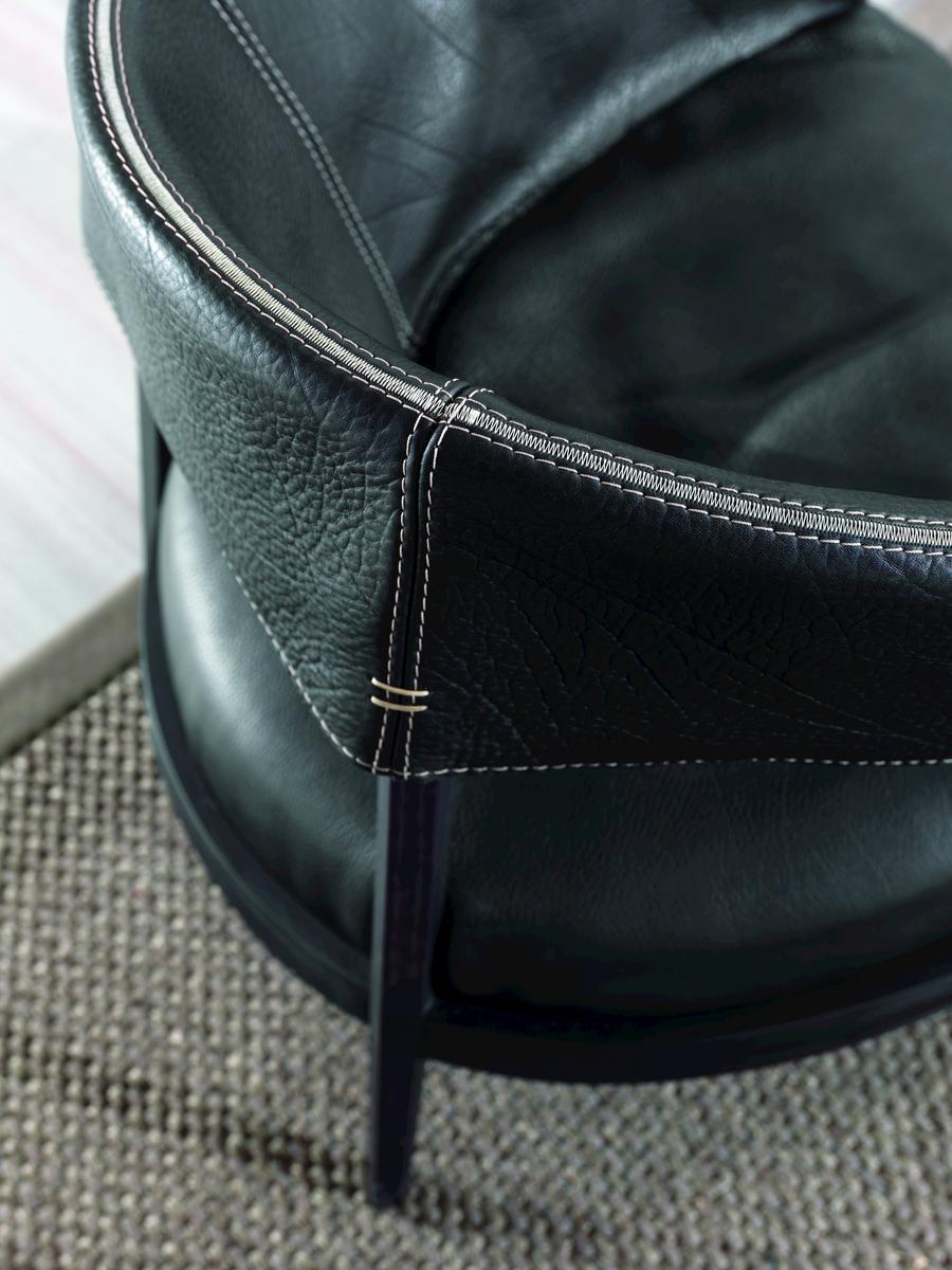 Leather easy chair with armrests | Liza by Frigerio