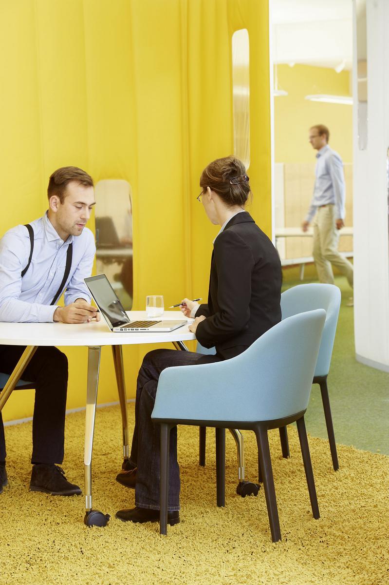 Rectangular workstation desk with electrical outlets | Ad Hoc Solitaires by Vitra