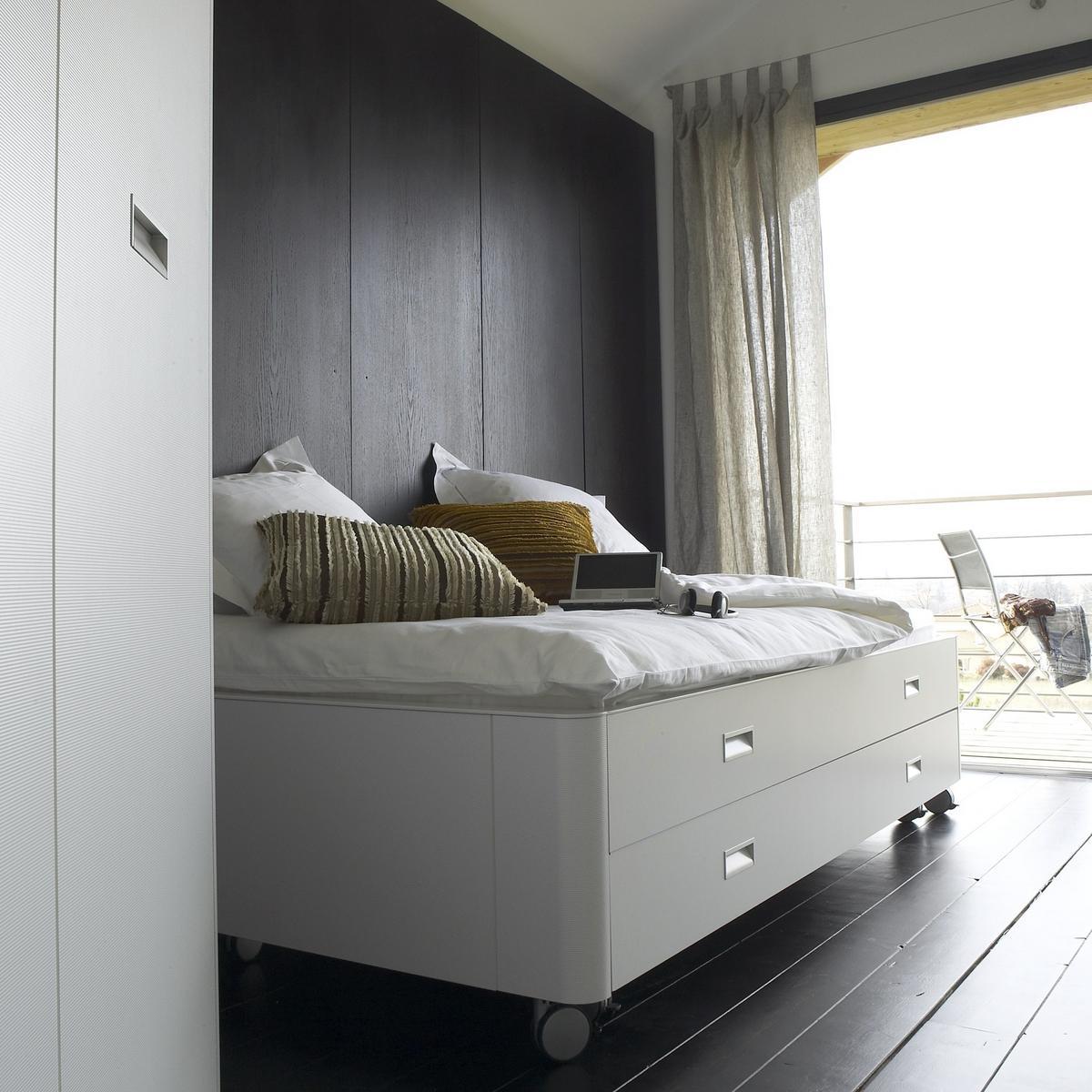 Wooden storage bed on castors | Travel Studio by Ligne Roset