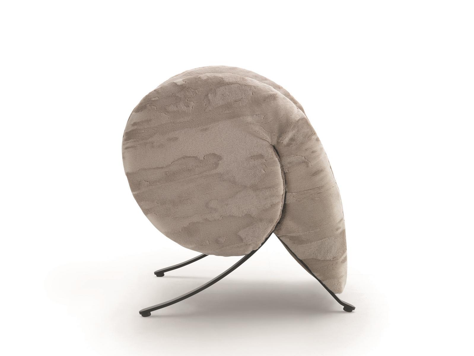 Upholstered fabric easy chair with armrests | Virgola by Arflex