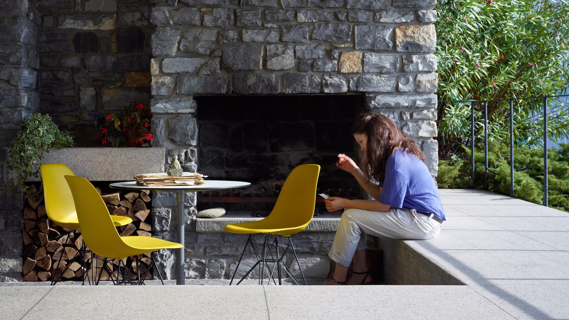 Round melamine table with 4-star base | Contract Round by Vitra