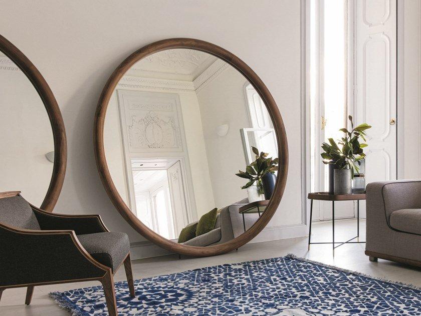 Freestanding round mirror with wooden frame | Giove by Porada