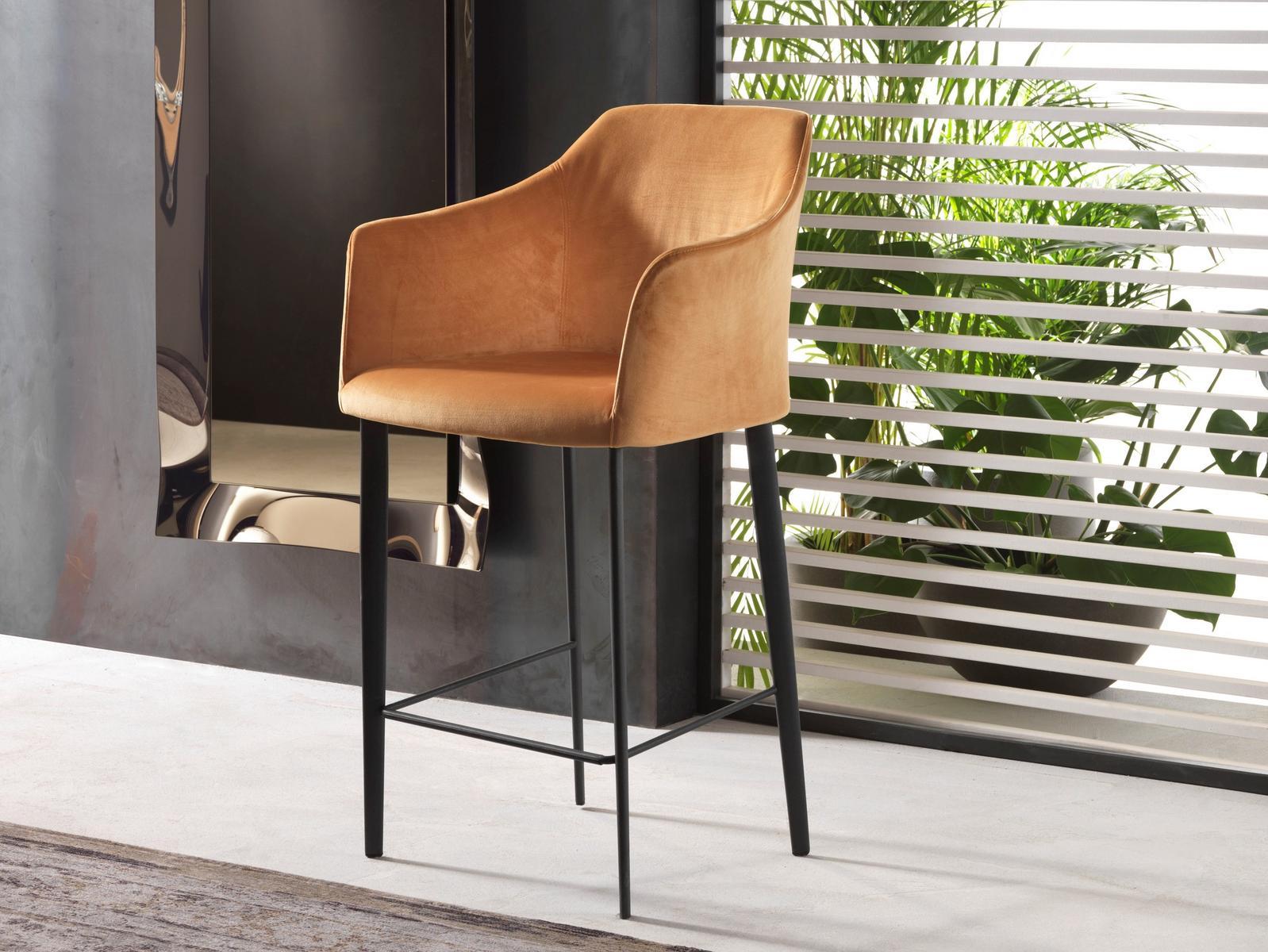 High upholstered fabric stool with armrests | Carmen by Riflessi