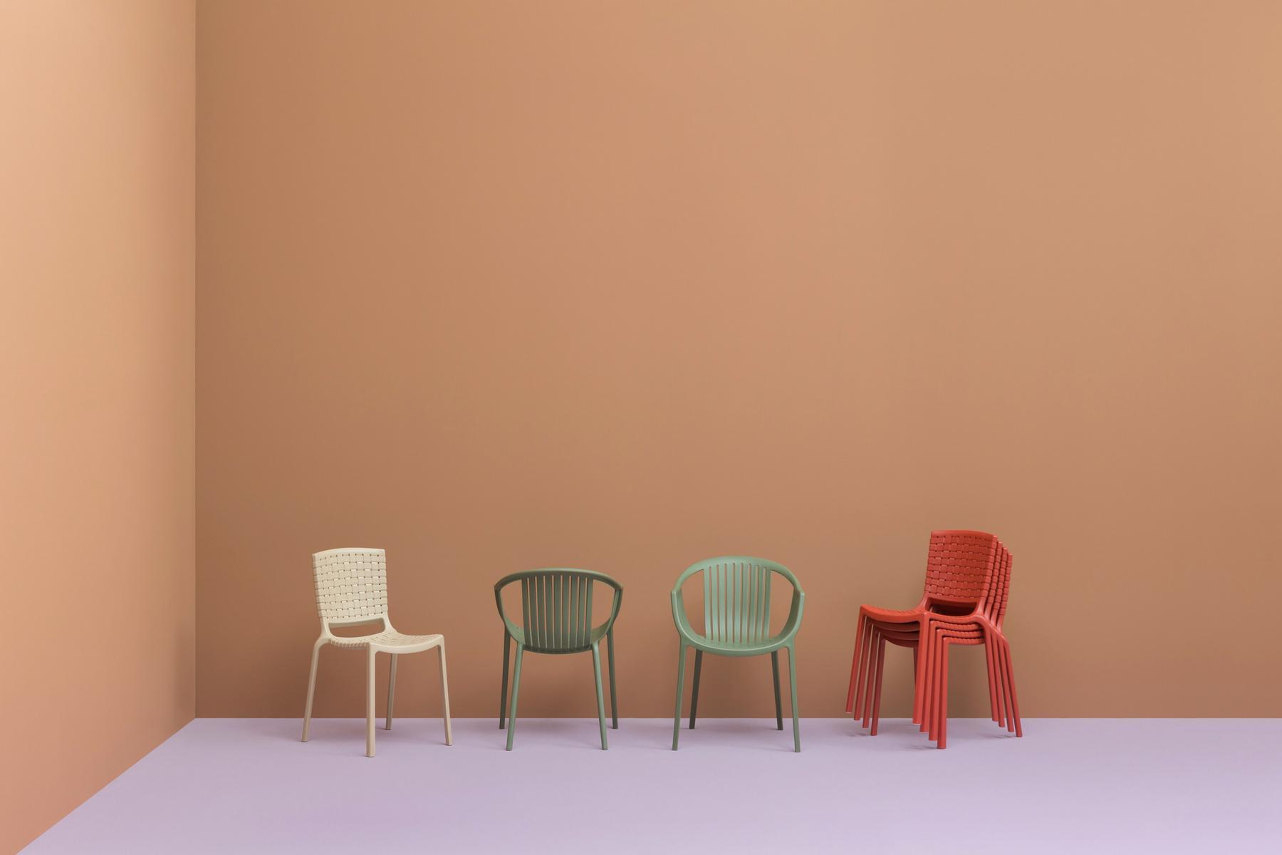 Stackable polypropylene garden chair with armrests | Tatami 306 by Pedrali