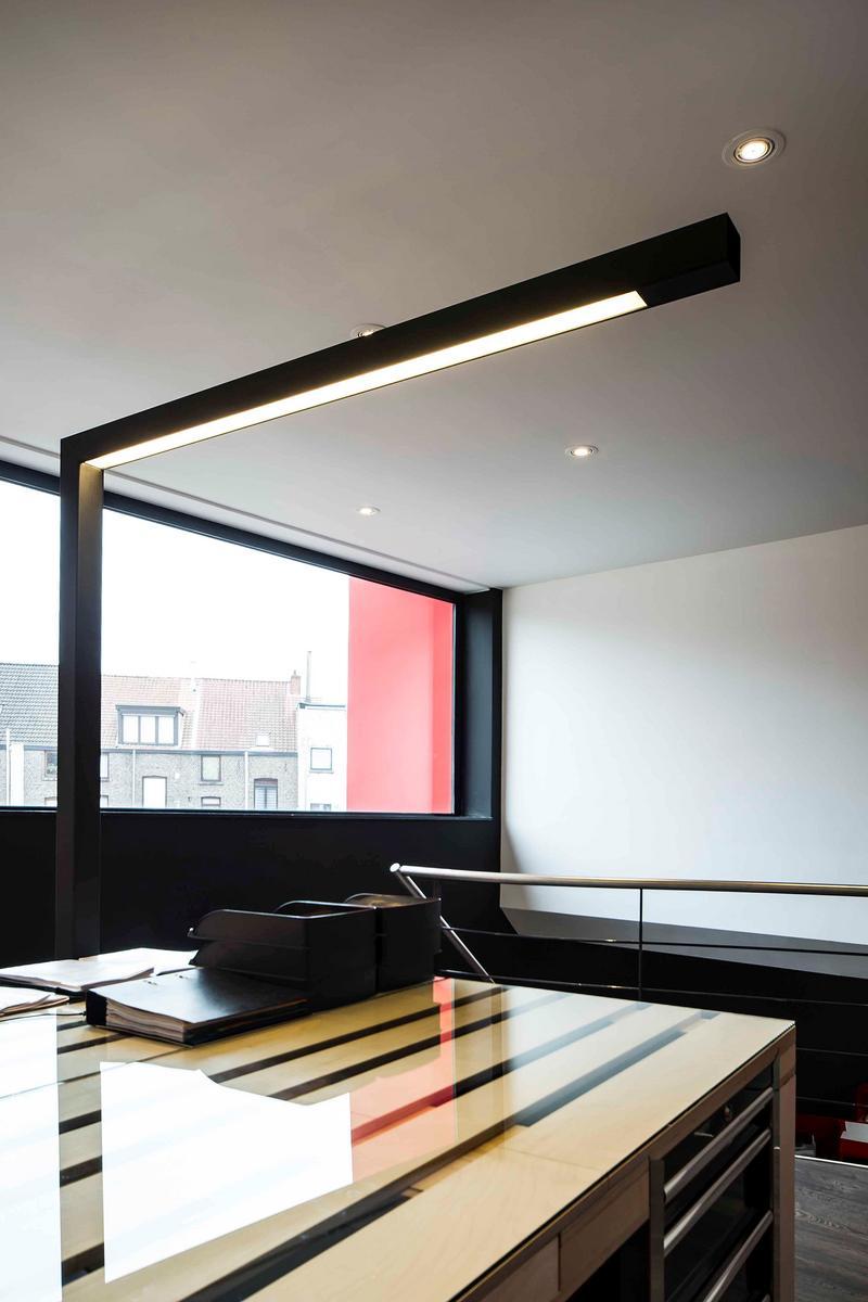 LED metal floor lamp | Hoek by Dark