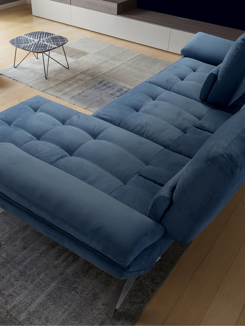 Elegant sofa with tiltable backrests, comfortable lying positions, and dynamic quilting for an embracing living experience. Ideal for leisure and adaptable to any occasion. | Fly 2.0 by Calia Italia