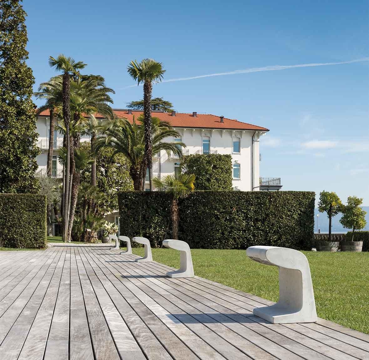 LED cement floor lamp | Borne Béton Grande by Nemo