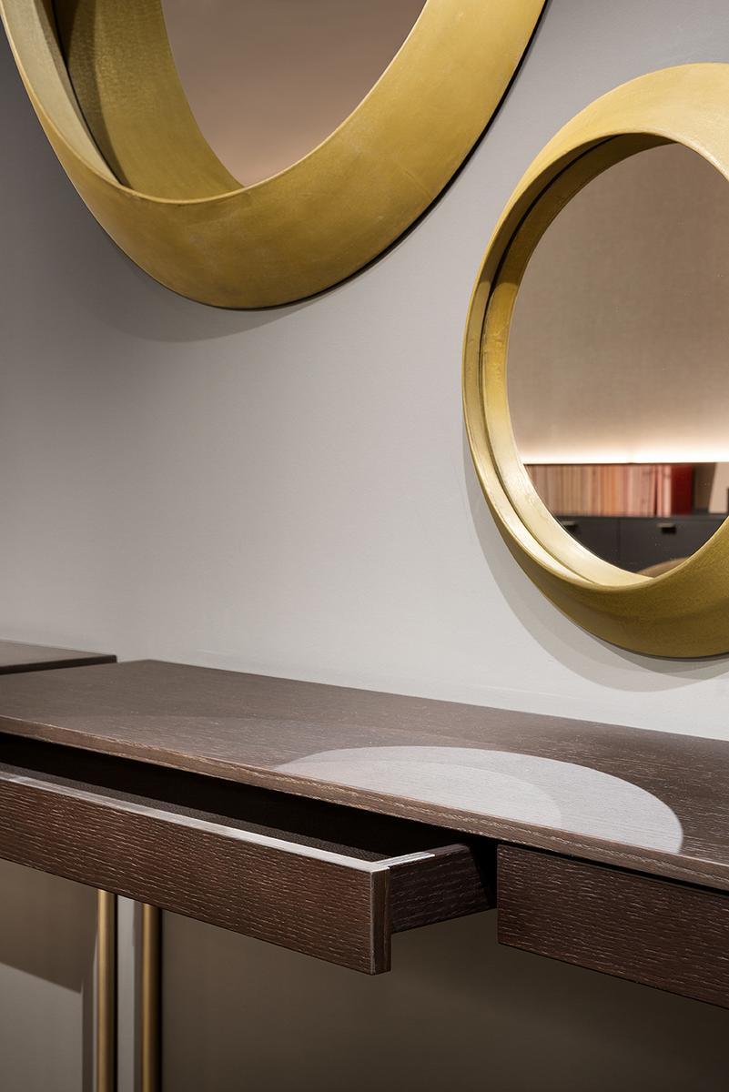 Freestanding round framed mirror | Oculus by Lema