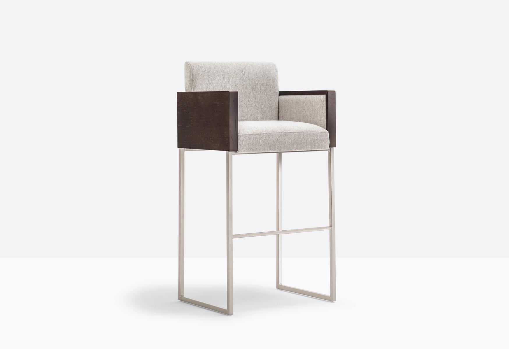 High upholstered stool with armrests | Box 747 by Pedrali