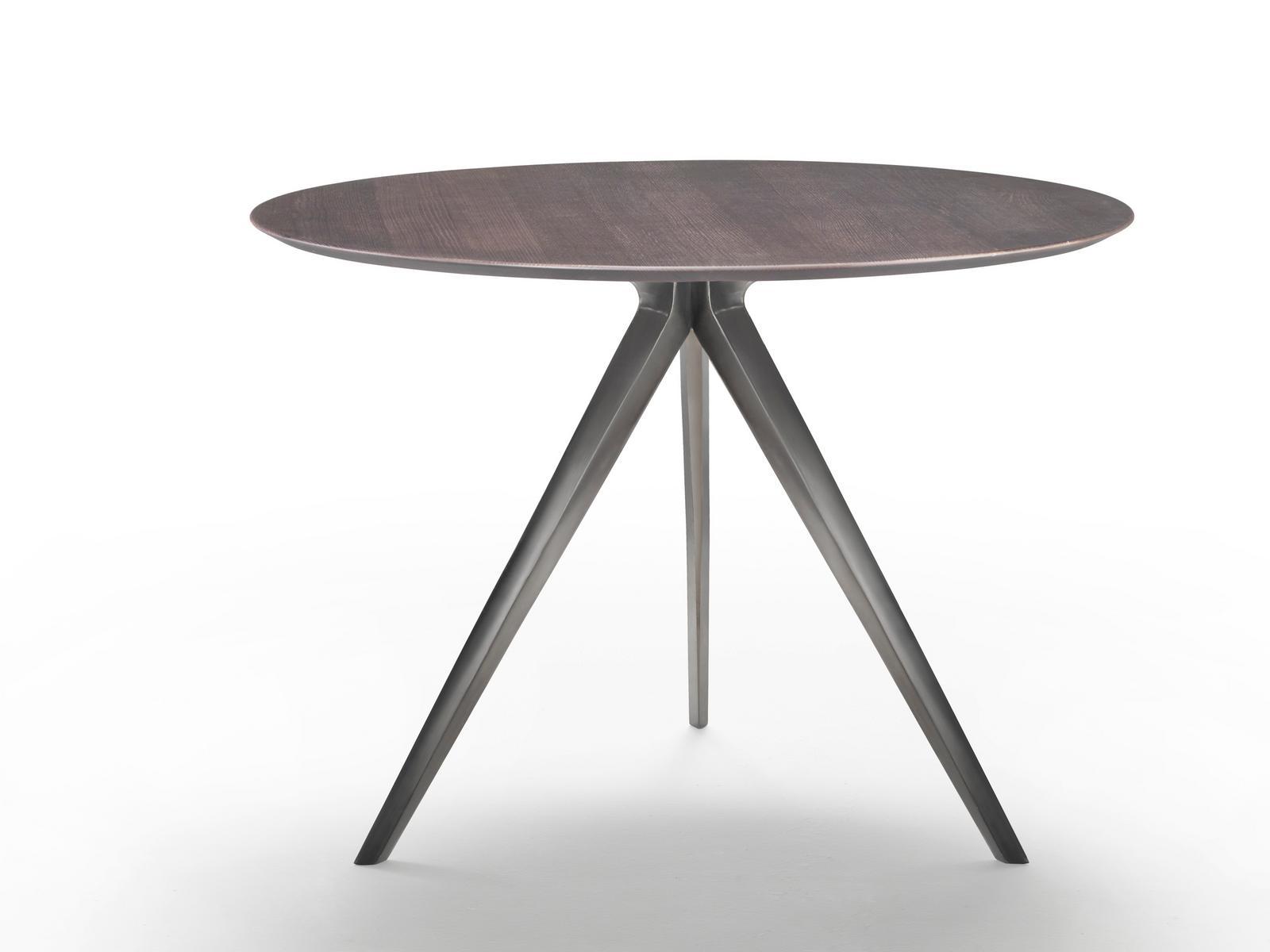 Round wooden table with 3-star base | Zefiro by Flexform