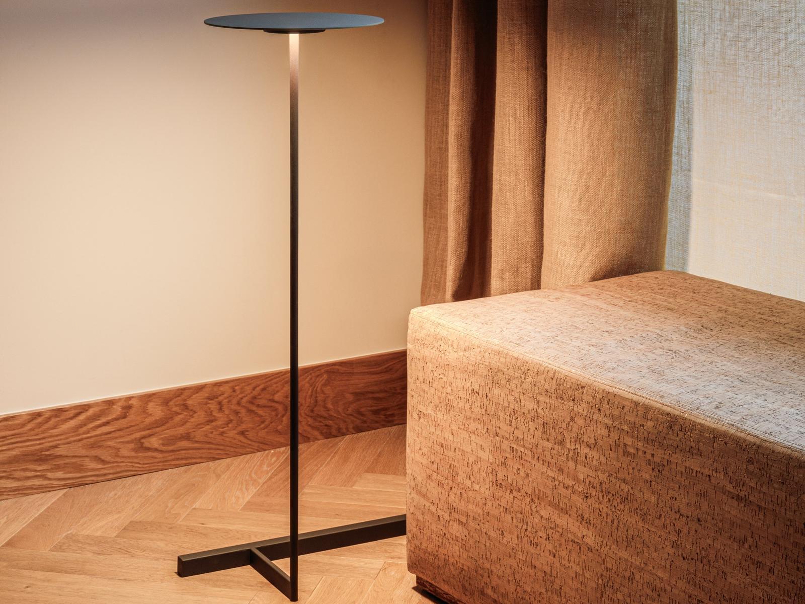 LED metal floor lamp | Flat 5957 by Vibia