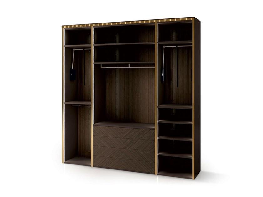 Wooden walk-in wardrobe with integrated lighting | 7500 by Carpanese home