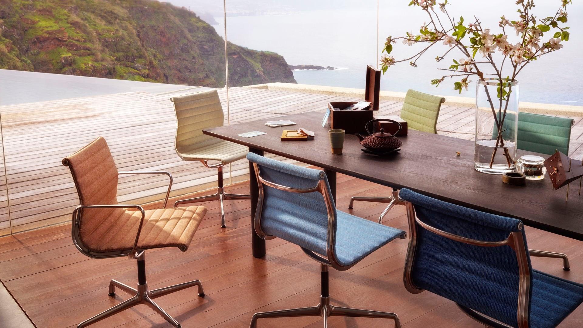 Fabric chair with 4-spoke base with armrests | Ea 103 by Vitra