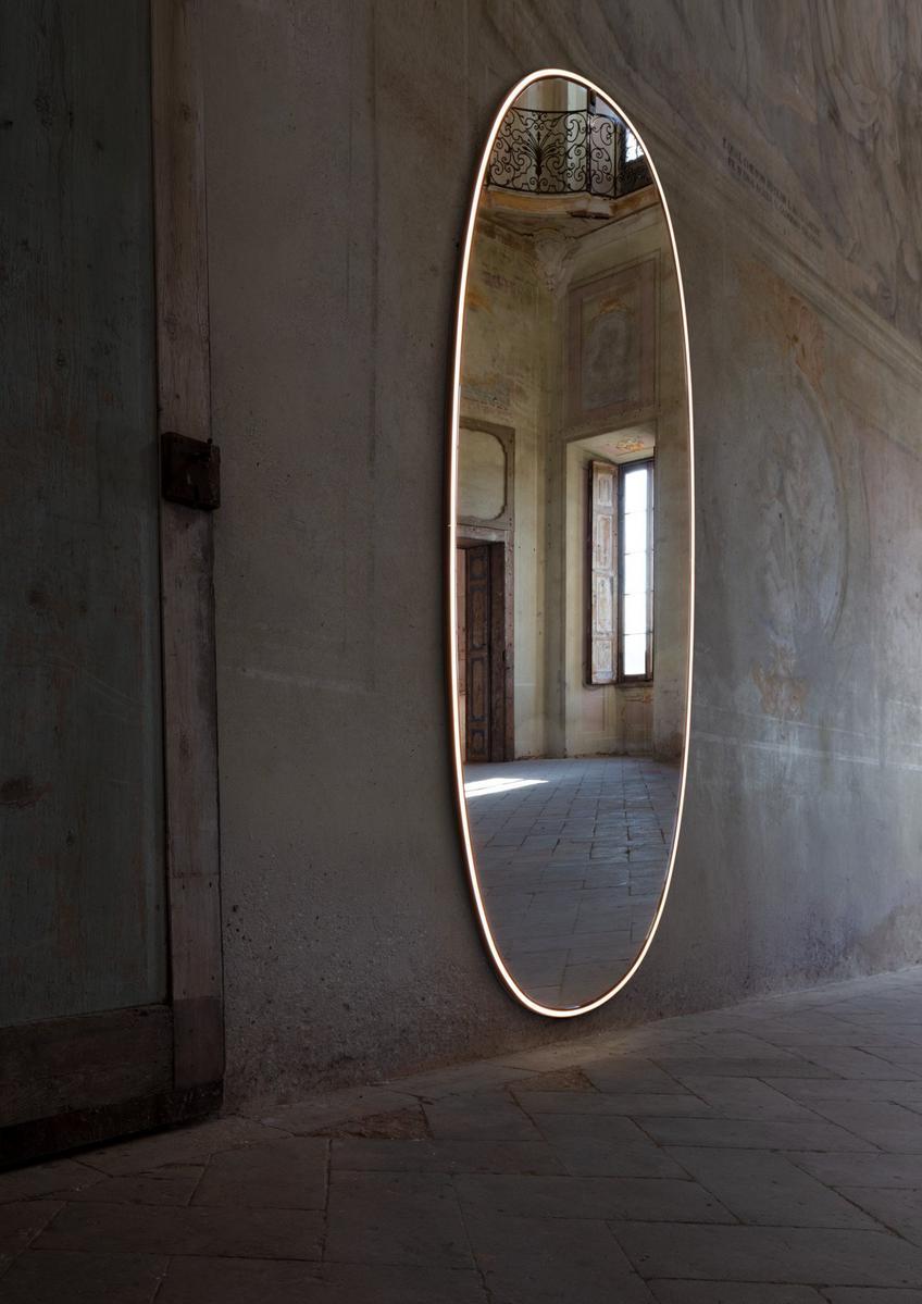 Oval wall-mounted mirror with integrated lighting | La Plus Belle by Flos