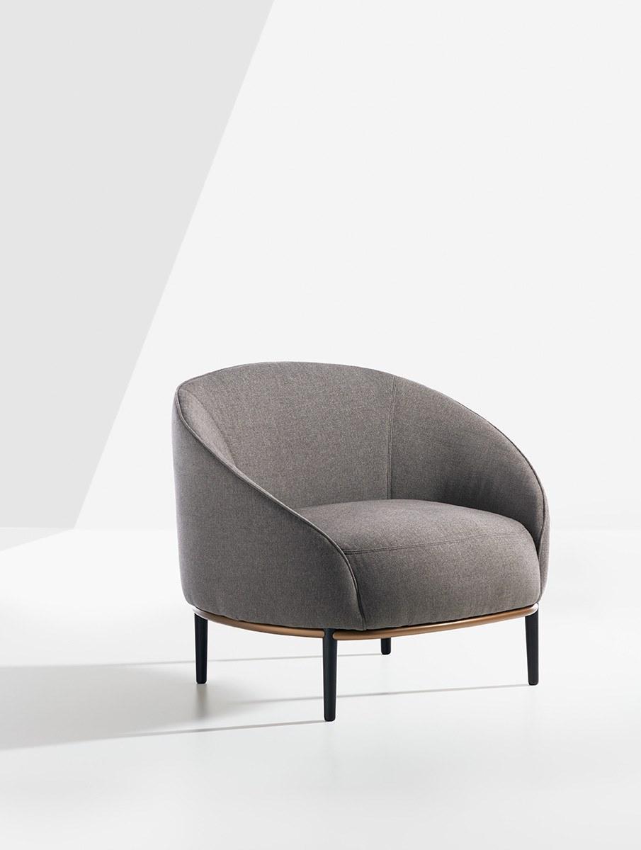 Fabric easy chair with armrests | Yoisho by Potocco