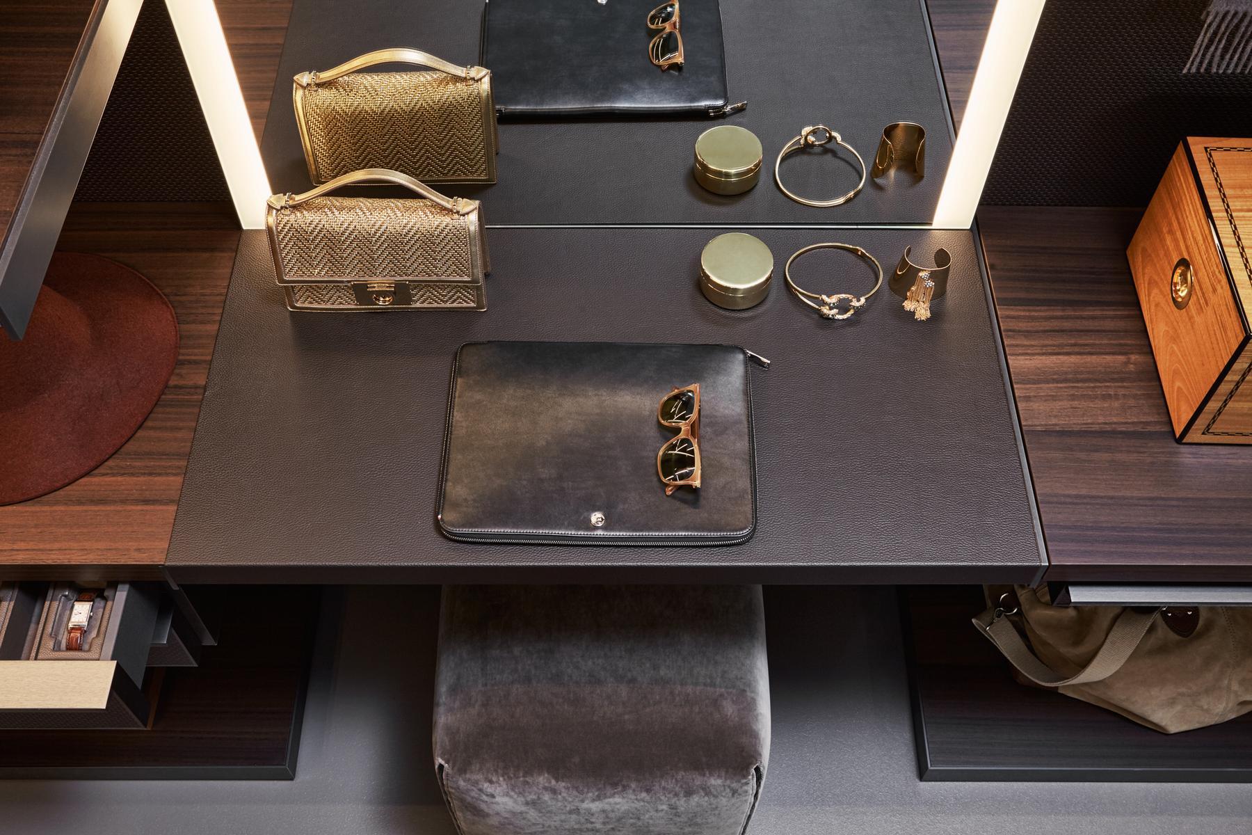 Sectional wooden walk-in wardrobe | Master Dressing by Molteni