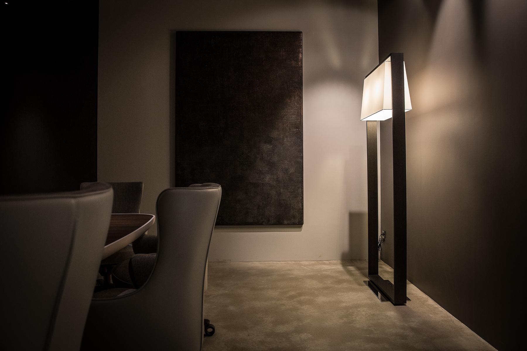 Oak floor lamp | Frame by Contardi