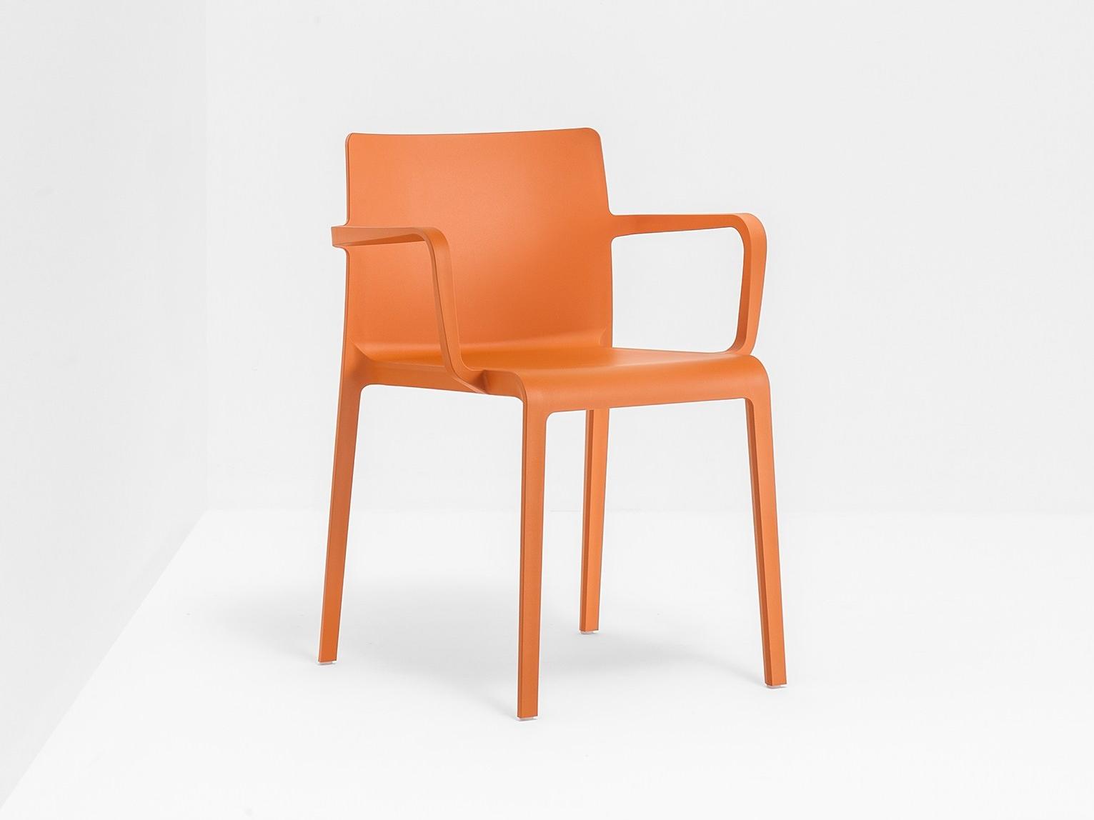 Polypropylene chair with armrests | Volt 675 by Pedrali