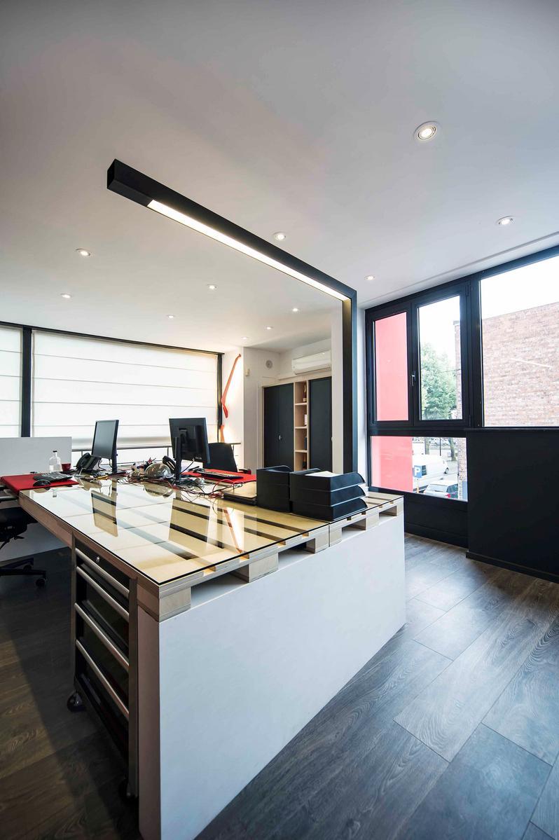 LED metal floor lamp | Hoek by Dark