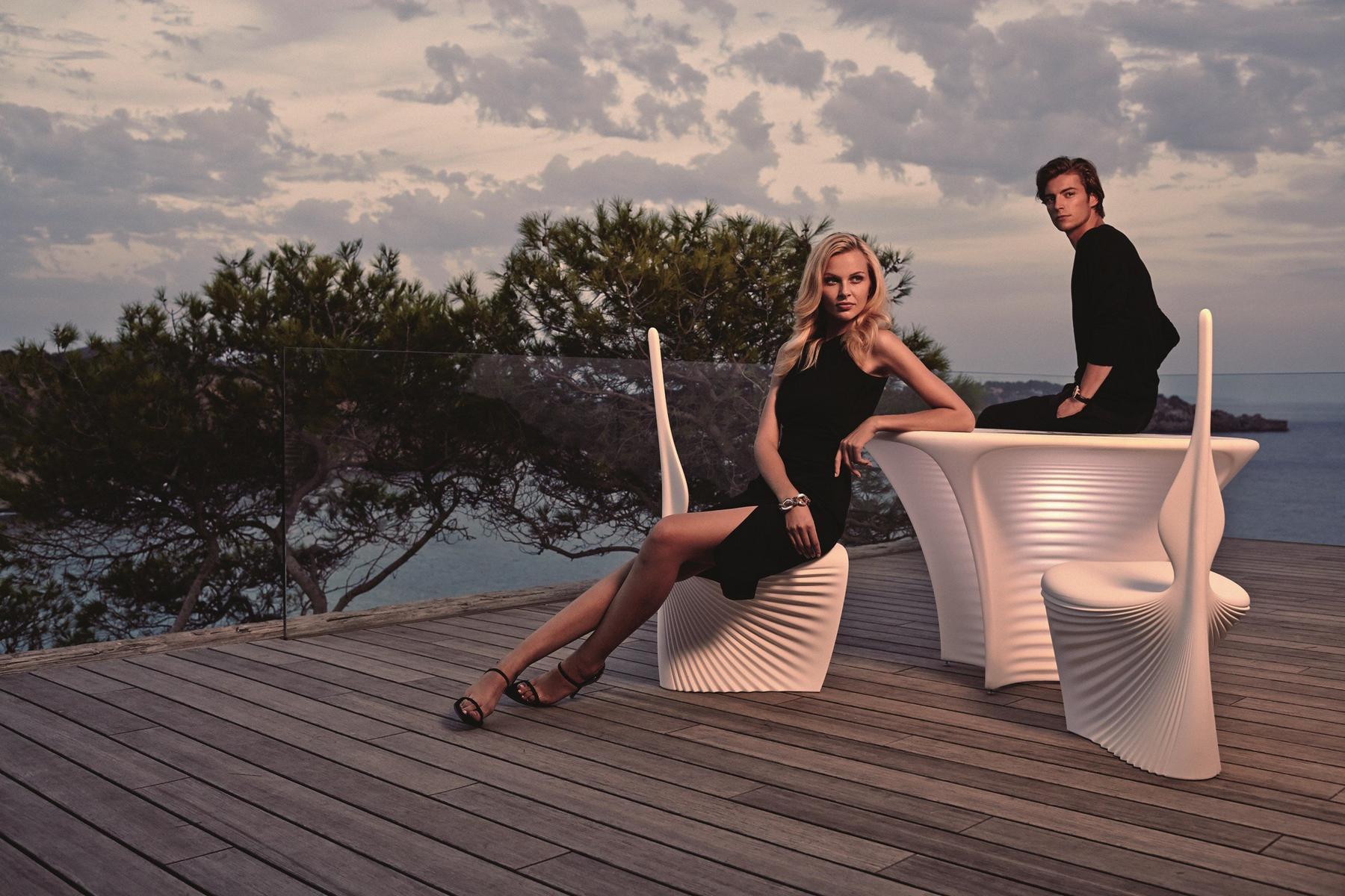 Round polyethylene garden table | Biophilia by Vondom